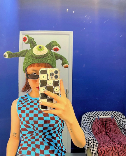 Cách trang điểm độc lạ của Trang Hý chiếm spotlight, khiến tất cả mọi người ở mỗi sự kiện phải ngoái nhìn.