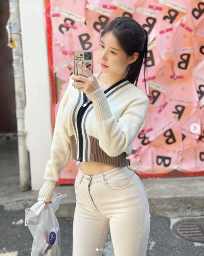 Trên trang cá nhân, người đẹp rất chịu khó "chiêu đãi" người hâm mộ những hình ảnh nóng bỏng.