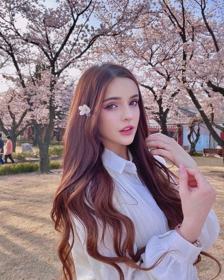 Hiện tại, hot girl này đang sinh sống và làm người mẫu ở Hàn Quốc sở hữu gần 800 nghìn người theo dõi trên Instagram và gần 1 triệu lượt follow trên kênh Youtube.