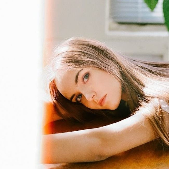 Sasha Song thường xuyên đăng tải những hình ảnh về cuộc sống đời thường tại Hàn Quốc cũng như chia sẻ bí quyết giữ dáng trên kênh Youtube, thu hút lượng tương tác cao.