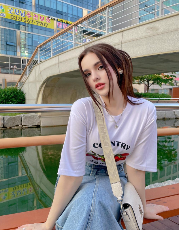 Người mẫu mang quốc tịch Belarus có làn da trắng, gương mặt vline và màu mắt xanh cuốn hút.