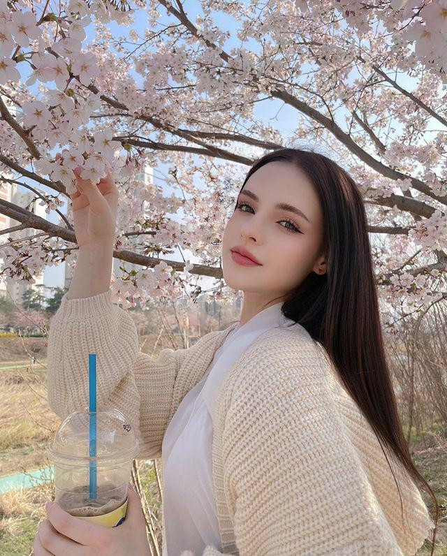 Mới đây, TC Candler tiếp tục công bố những mỹ nhân được đề cử trong "top 100 gương mặt đẹp nhất thế giới 2023". Trong đó, đáng chú ý là sự xuất hiện của cô gái Nga - Sasha Song.