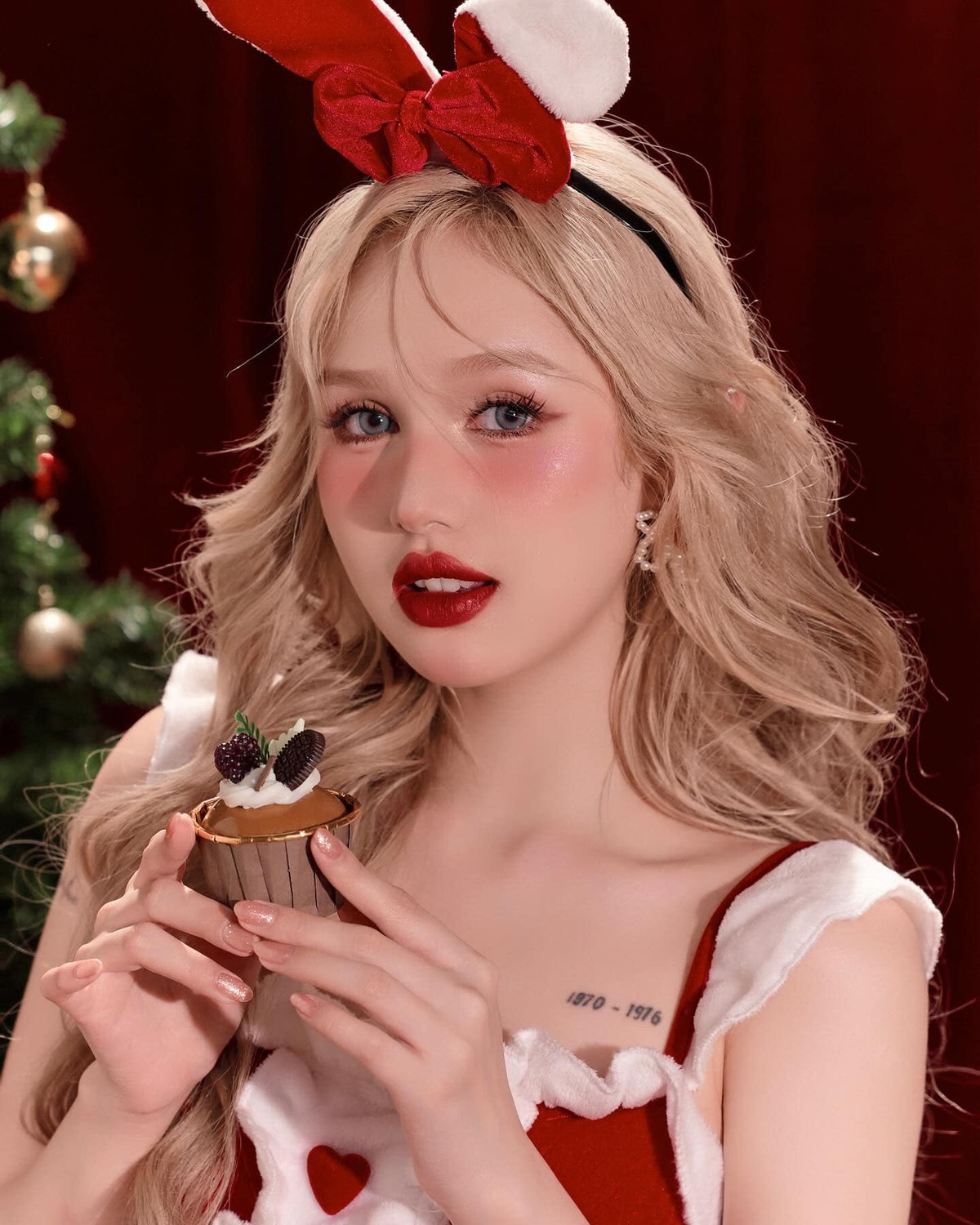 Mới đây Xoài Non có màn hiện diện đón Giáng sinh sớm với loạt khoảnh khắc khoe nhan sắc cực phẩm. Cô hóa thân thành bà già Noel với lối trang điểm đậm.