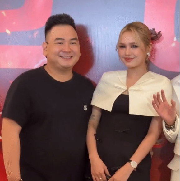 Hình ảnh này khác xa với khoảnh khắc chụp hình concept Giáng sinh vừa mới đăng tải khiến netizen tranh cãi, chia thành hai luồng ý kiến.