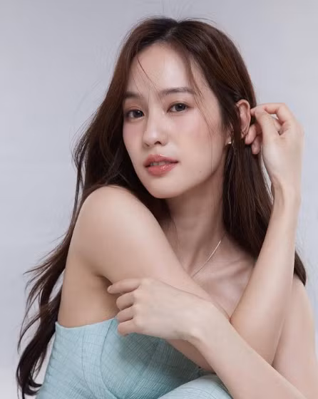 Không sở hữu gương mặt sắc sảo hay body nóng bỏng, Pimtha nổi tiếng nhờ vẻ ngoài dễ thương, trẻ trung.