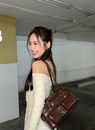 Cô được xem là hot girl số 1 của Thái Lan nhờ gương mặt xinh đẹp baby, làn da trắng hồng.