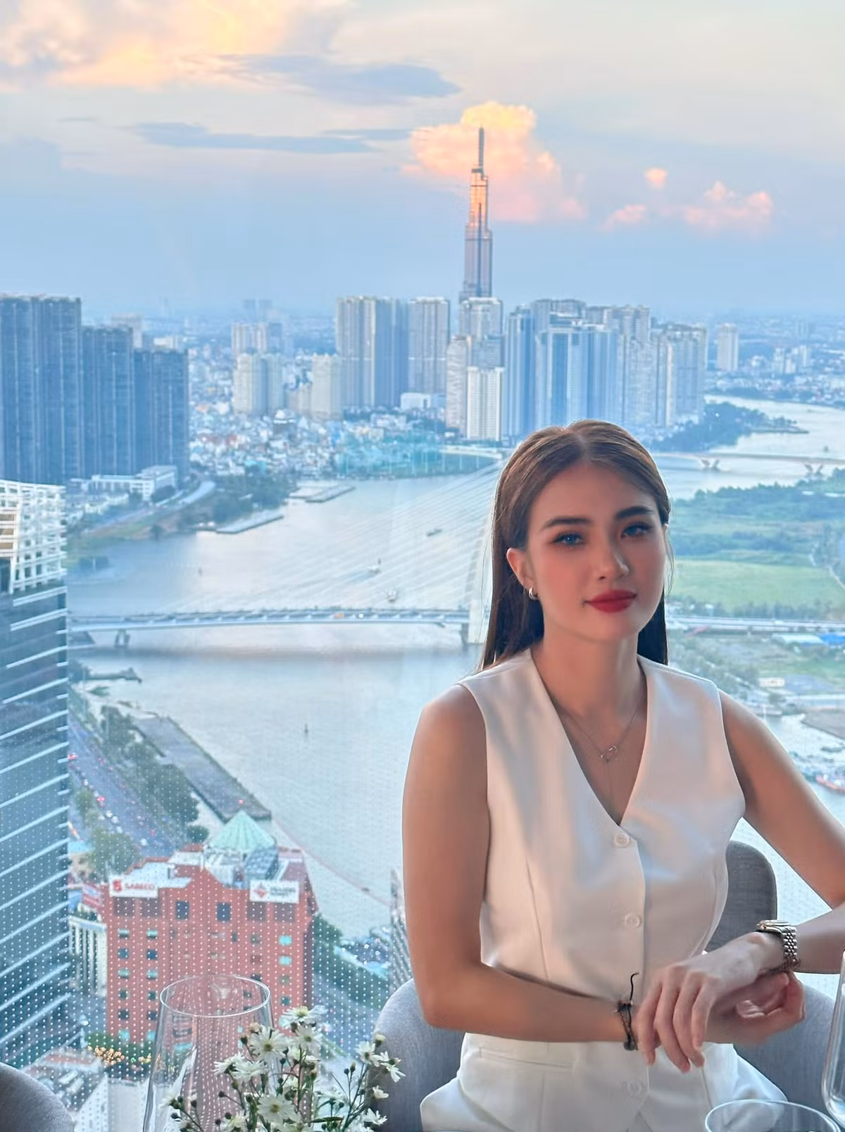 Khánh Chi lên xe hoa vào năm 2014, sau đó năm 2015 cô sinh con gái đầu lòng.