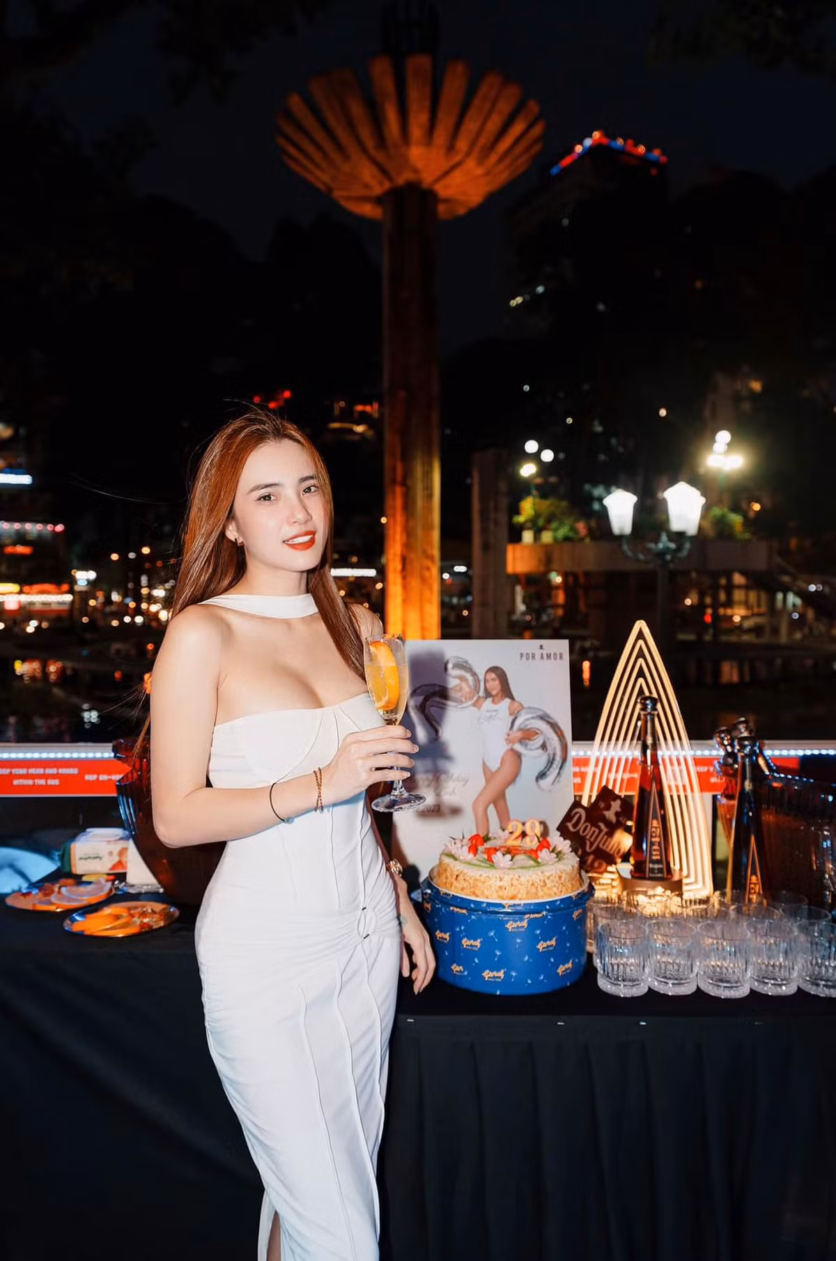 Trên trang cá nhân, Lê Khánh Chi gây chú ý khi chia sẻ bức ảnh đầy quyến rũ kèm dòng trạng thái “thả thính”: “Muốn thấy em say đã khó. Còn níu kéo ai đó , thì chắc chắn không”.