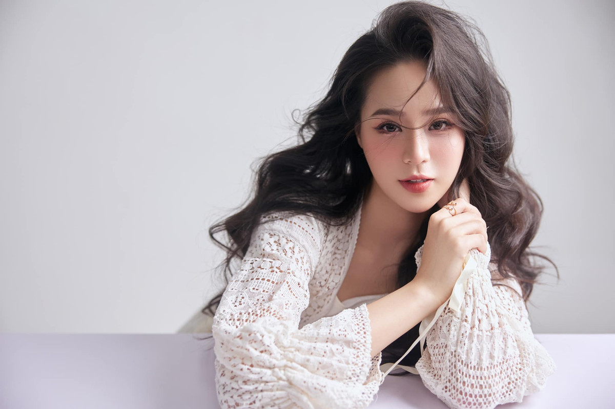 Người đẹp gốc Hà Nội có cuộc sống sang chảnh, thường xuyên xuất hiện cùng những mẫu túi xách đắt đỏ đến từ thương hiệu cao cấp. Ảnh: FBNV