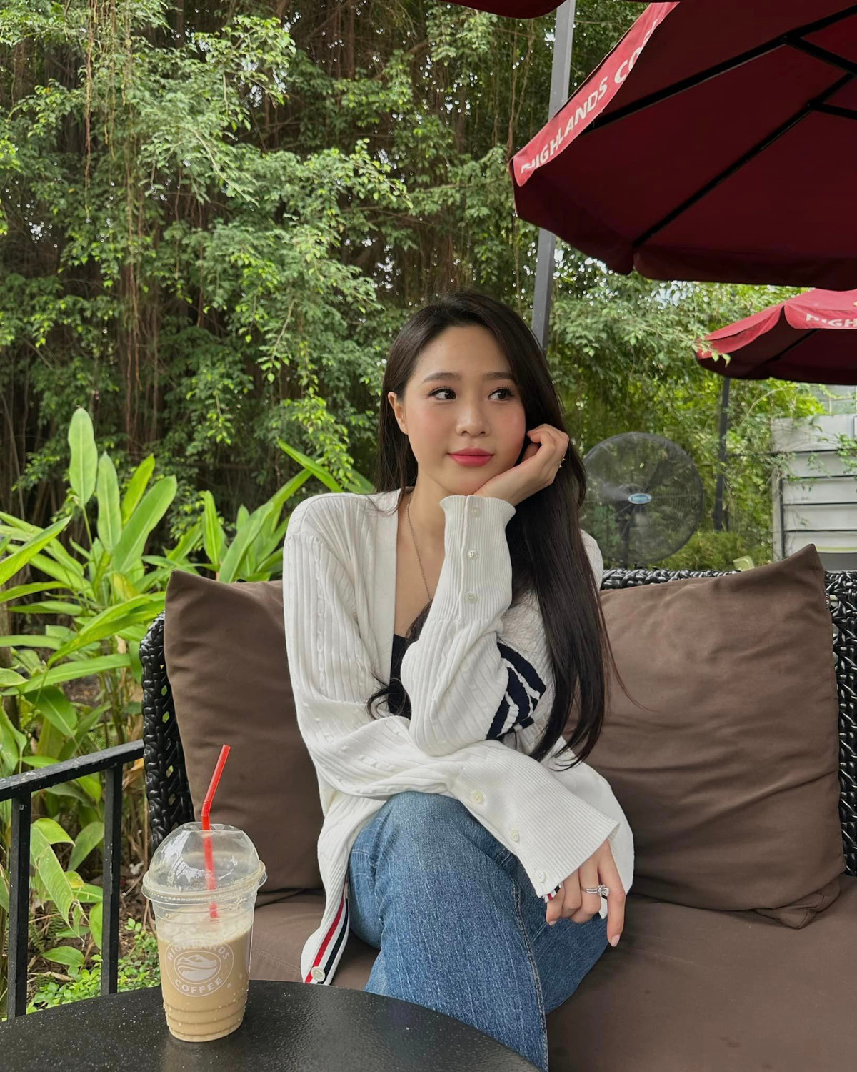 Nguyễn Hoàng Bảo Châu (SN 2000, Hà Nội) là nữ MC bản tin "Nhịp đập thể thao" trên sóng VTV.