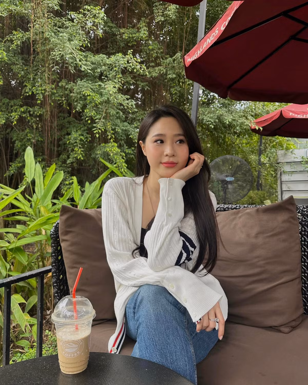 Nguyễn Hoàng Bảo Châu (SN 2000, Hà Nội) là nữ MC bản tin "Nhịp đập thể thao" trên sóng VTV.