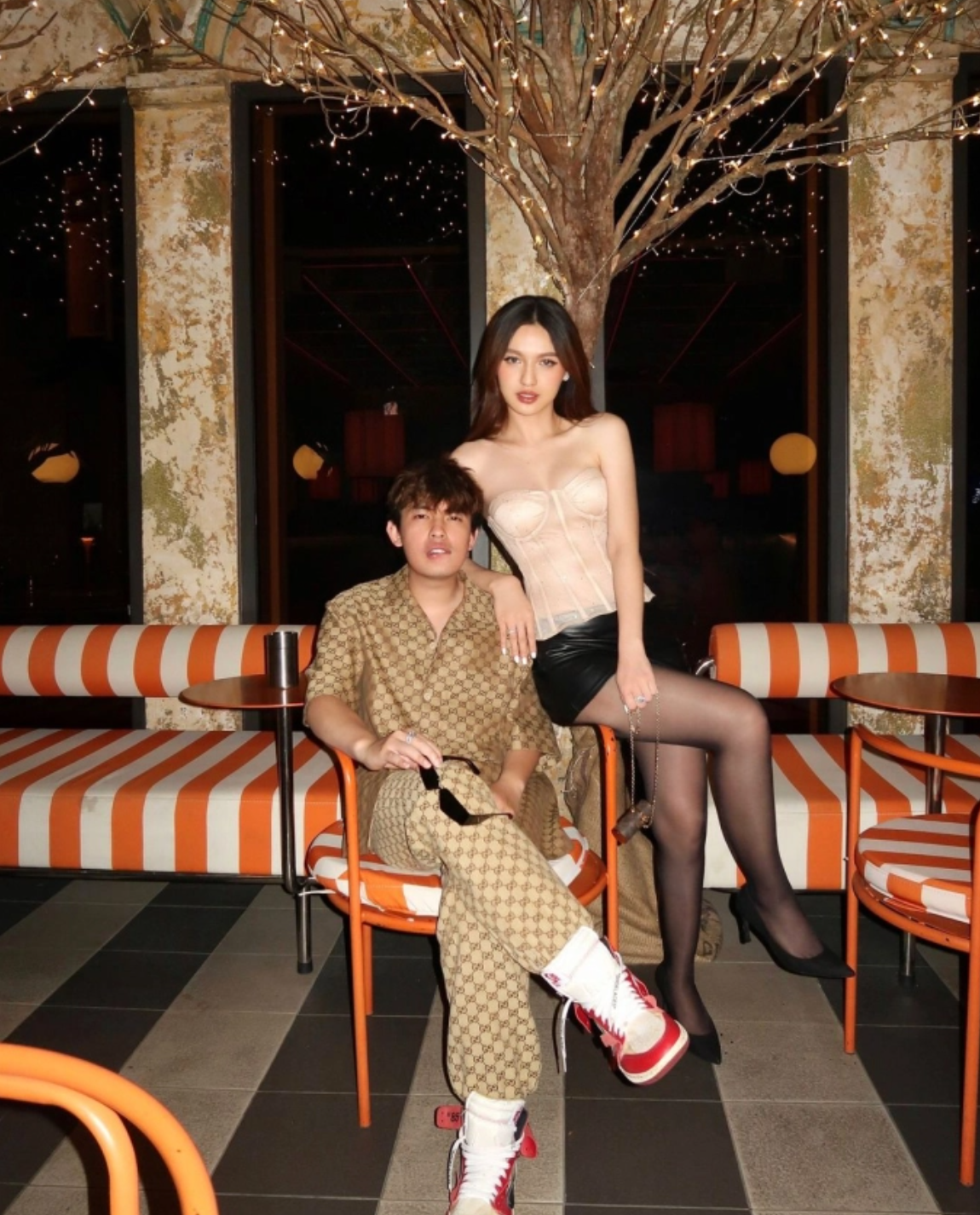 Cặp đôi nhận được rất nhiều sự quan tâm của cư dân mạng không chỉ bởi trai xinh gái đẹp xài toàn đồ hiệu, mà còn vì gia thế "thiếu gia Sài Thành" của Đình Khang.