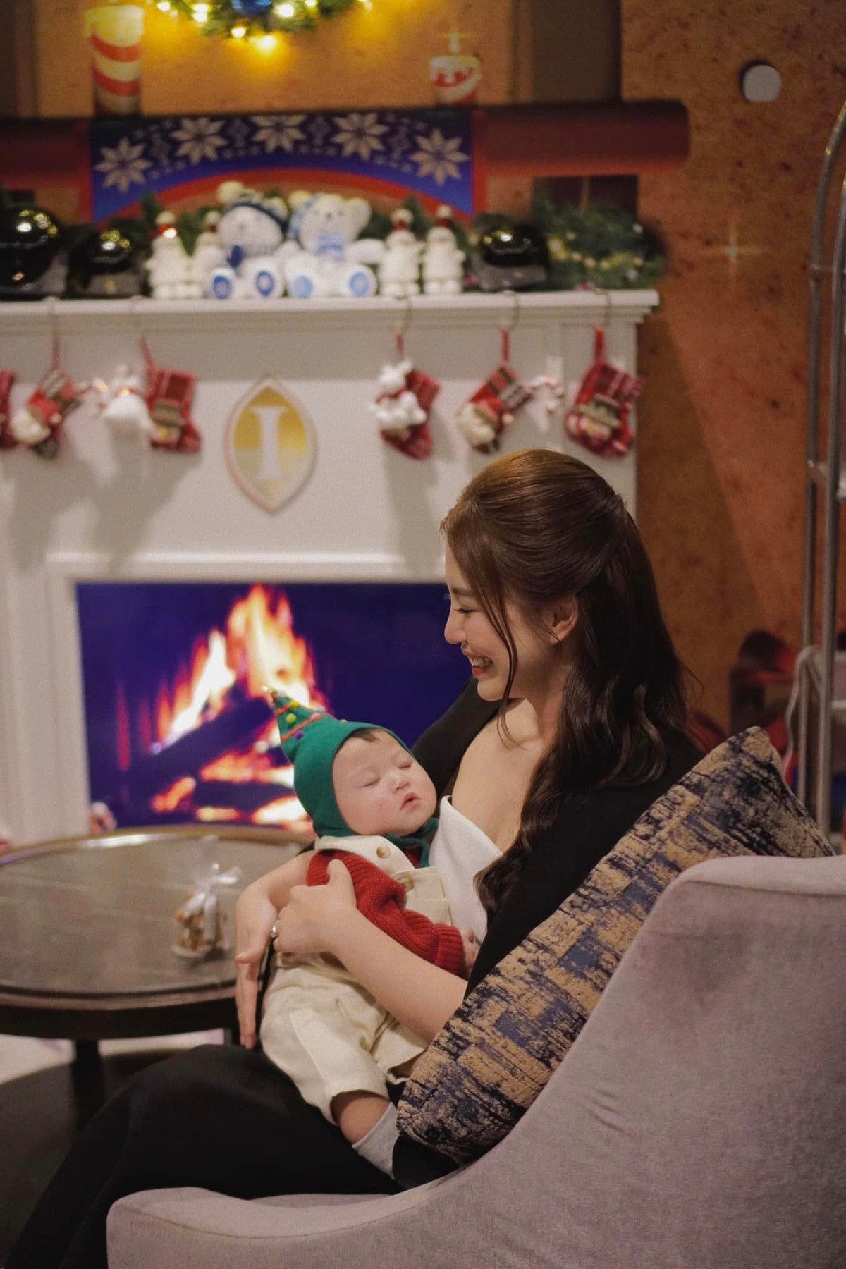 Cựu hot girl Hà thành để lộ gương mặt xinh đẹp như búp bê trong bộ ảnh này. Cư dân mạng cho rằng cô đúng chuẩn "gái một con trông mòn con mắt".