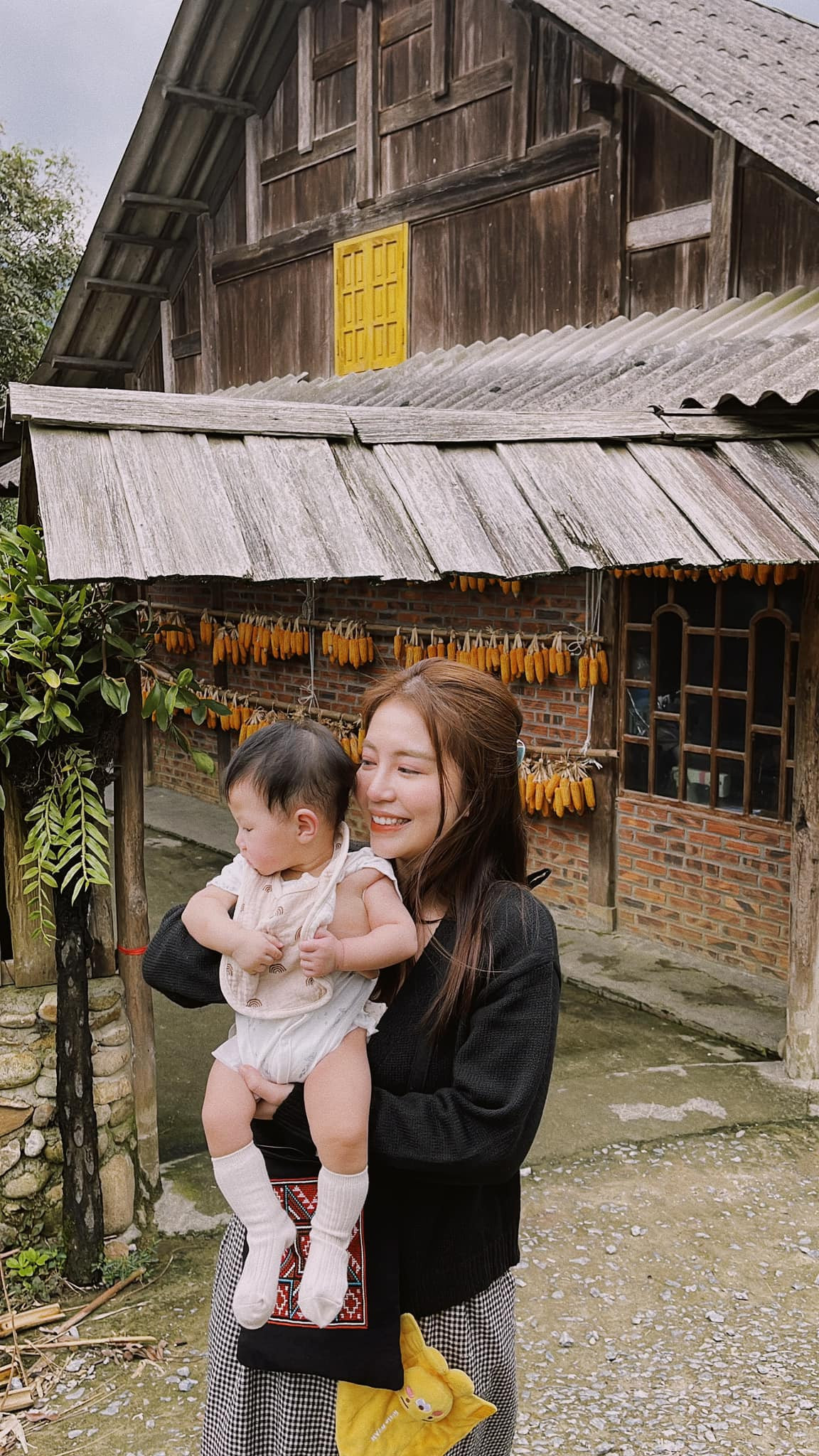 So với thời điểm mới sinh, thân hình của cô đã thon gọn hơn rất nhiều.