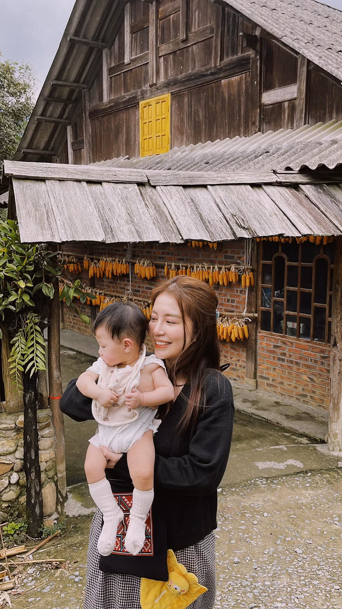 So với thời điểm mới sinh, thân hình của cô đã thon gọn hơn rất nhiều.