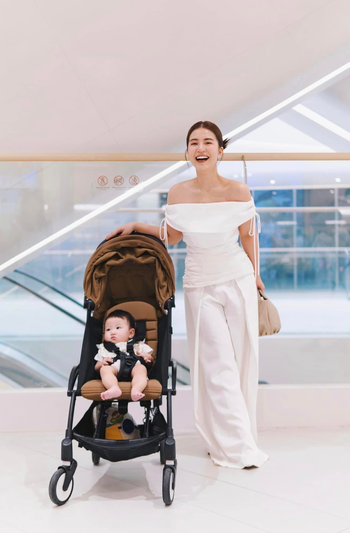 Người đẹp cũng giữ thói quen chia sẻ cuộc sống đến người hâm mộ thông qua mạng xã hội. Ảnh: FBNV