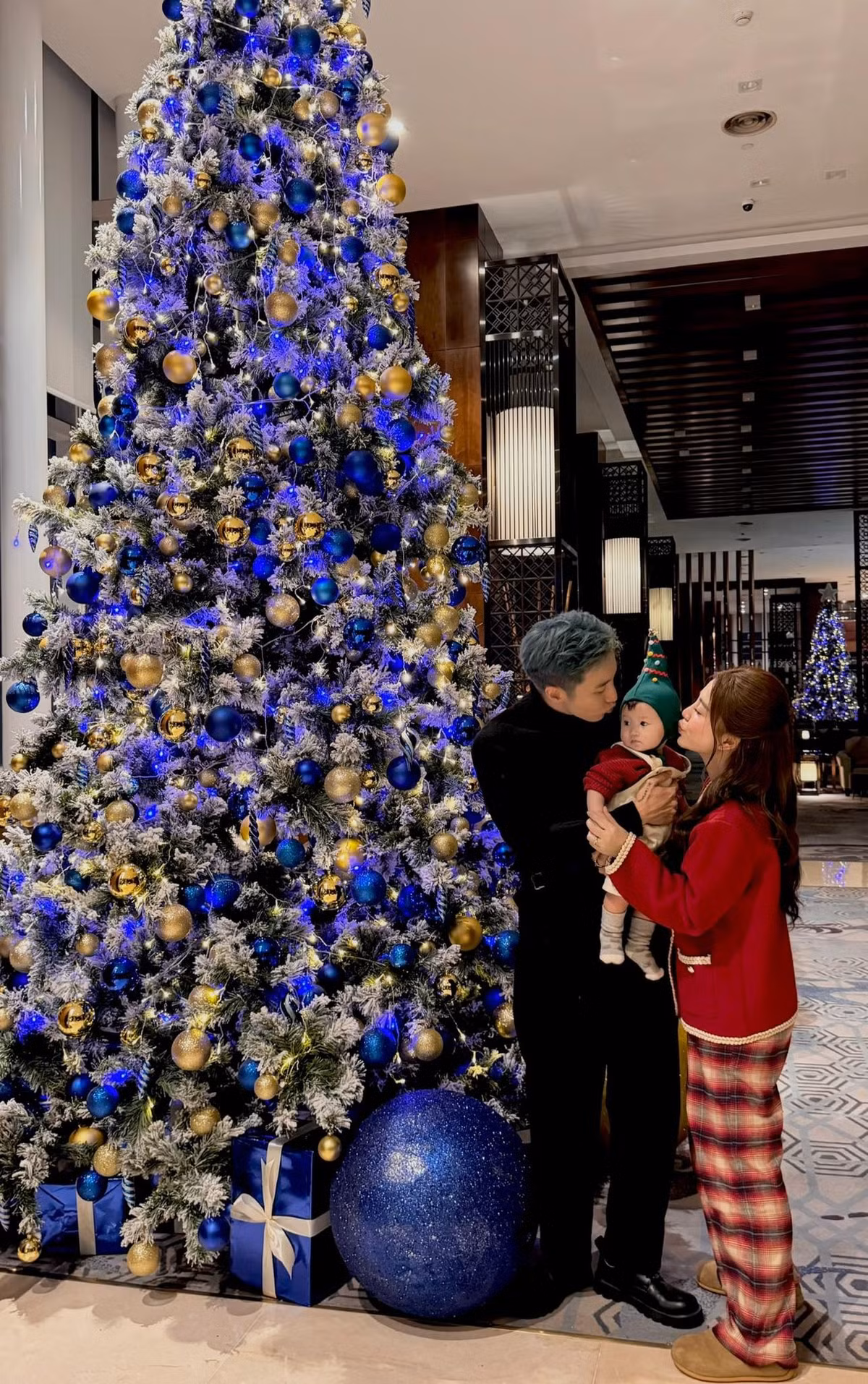 Kể từ khi có em bé, Mẫn Tiên luôn cố gắng cho con ở cạnh mình nhiều nhất có thể.