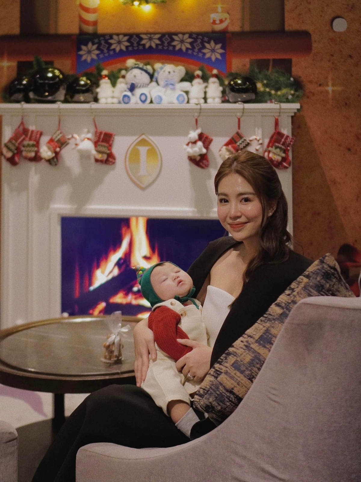 Mới đây, gia đình nhỏ của Mẫn Tiên thực hiện bộ ảnh hưởng ứng không khí Giáng sinh sắp đến gần. Trong ảnh, cô nàng bế con nhỏ và tạo dáng trên ghế sofa.