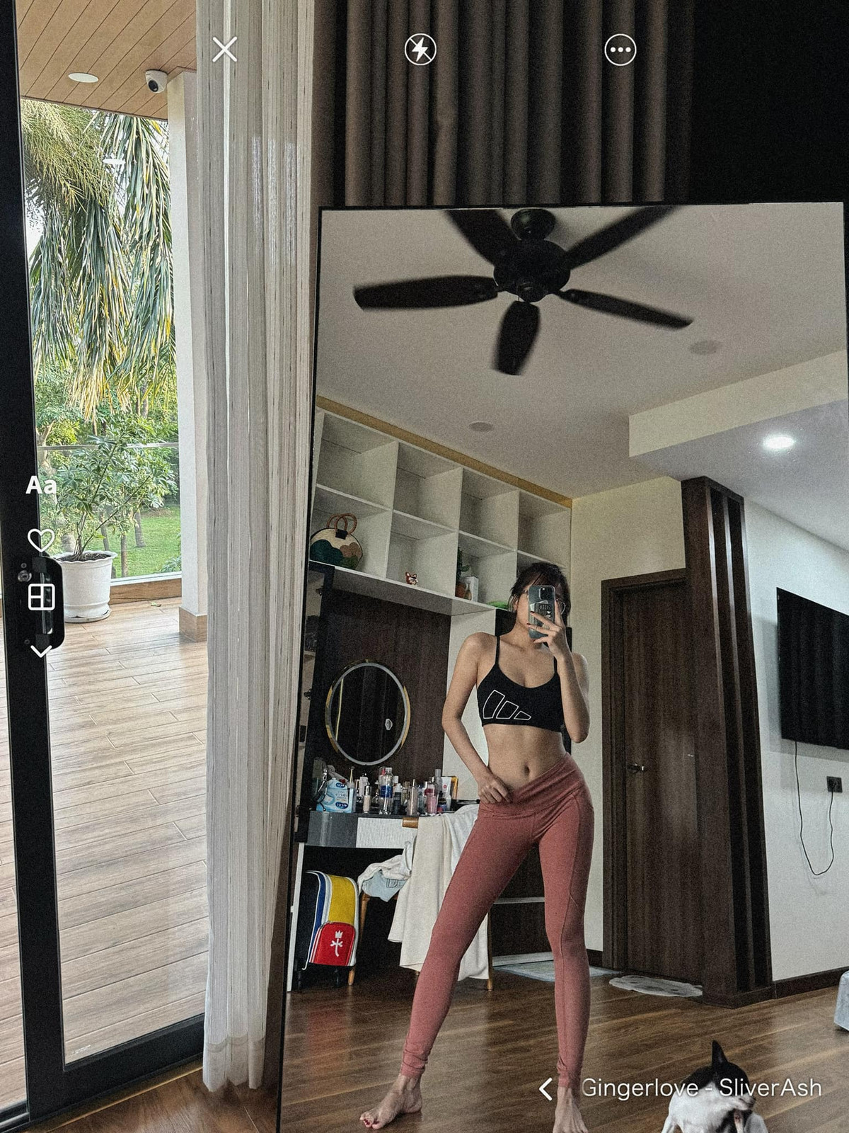 Trên trang cá nhân không thiếu những khoảnh khắc cô nàng khoe vòng eo săn chắc, múi bụng đáng mơ ước.