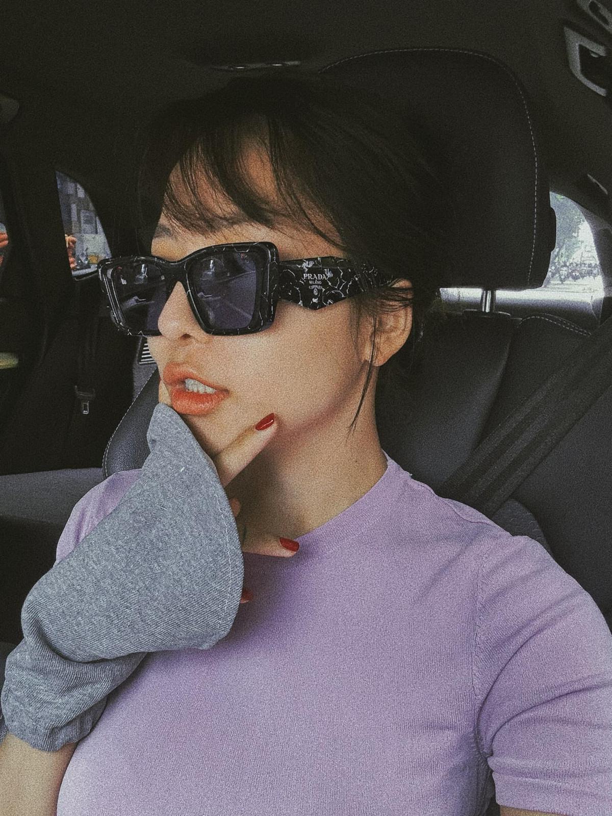 Nàng hot girl không chỉ sống kín tiếng mà còn thay đổi phong cách ăn mặc.