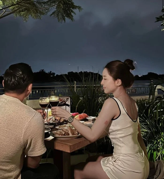 Cách đây 1 vài tháng, hot girl Trâm Anh hào hứng đăng tải hình ảnh chụp cùng người đàn ông giấu mặt. Người đẹp còn chia sẻ lên story ẩn ý cho rằng, mình đã có bạn trai.