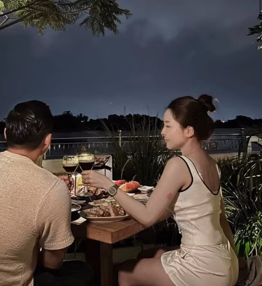 Cách đây 1 vài tháng, hot girl Trâm Anh hào hứng đăng tải hình ảnh chụp cùng người đàn ông giấu mặt. Người đẹp còn chia sẻ lên story ẩn ý cho rằng, mình đã có bạn trai.