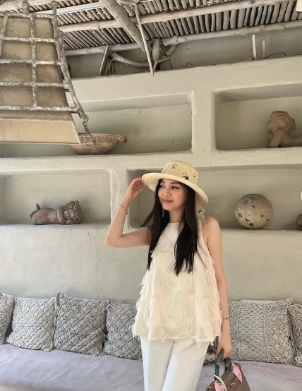 Theo dõi trang cá nhân của ái nữ gia tộc giàu có này có thể thấy cô là tín đồ của những chiếc túi hàng hiệu, nổi bật là thương hiệu Hermes đình đám.