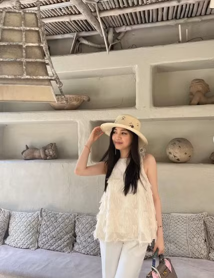 Theo dõi trang cá nhân của ái nữ gia tộc giàu có này có thể thấy cô là tín đồ của những chiếc túi hàng hiệu, nổi bật là thương hiệu Hermes đình đám.