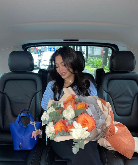 Gần đây, Nguyễn Khánh Linh được chú ý hơn khi xuất hiện trong loạt bài đăng sang chảnh trên Instagram, được các tiểu thư giàu có như Tiên Nguyễn, Primmy Trương hết lời ngợi khen.