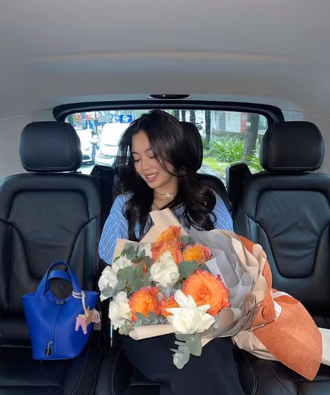 Gần đây, Nguyễn Khánh Linh được chú ý hơn khi xuất hiện trong loạt bài đăng sang chảnh trên Instagram, được các tiểu thư giàu có như Tiên Nguyễn, Primmy Trương hết lời ngợi khen.