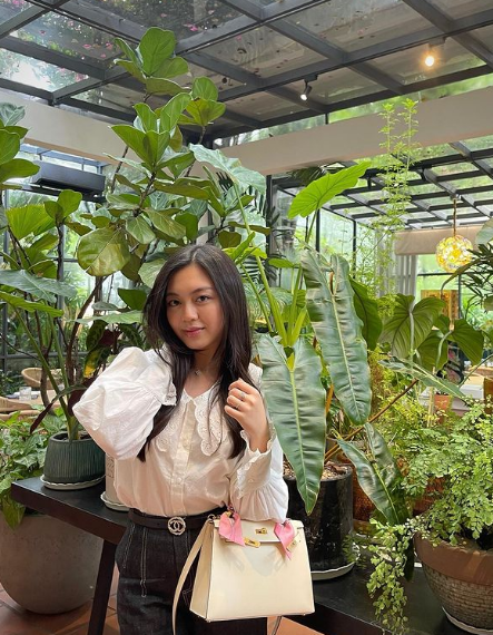 Nữ rich kid vừa tốt nghiệp đại học Boston, đây là trường học có sự đầu tư của công ty do bà nội cô thành lập.