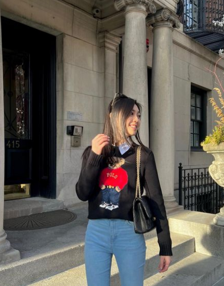 Cũng như giới siêu giàu khác, Khánh Linh có nhiều bộ hình thời trang là váy áo lộng lẫy, diện trang phục đắt đỏ.