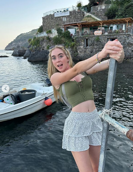 Mỗi lần ra sân, người đẹp Hoa Kỳ khiến người ta khó lòng rời mắt bởi gu ăn vận gợi cảm, tôn thể hình đẹp.