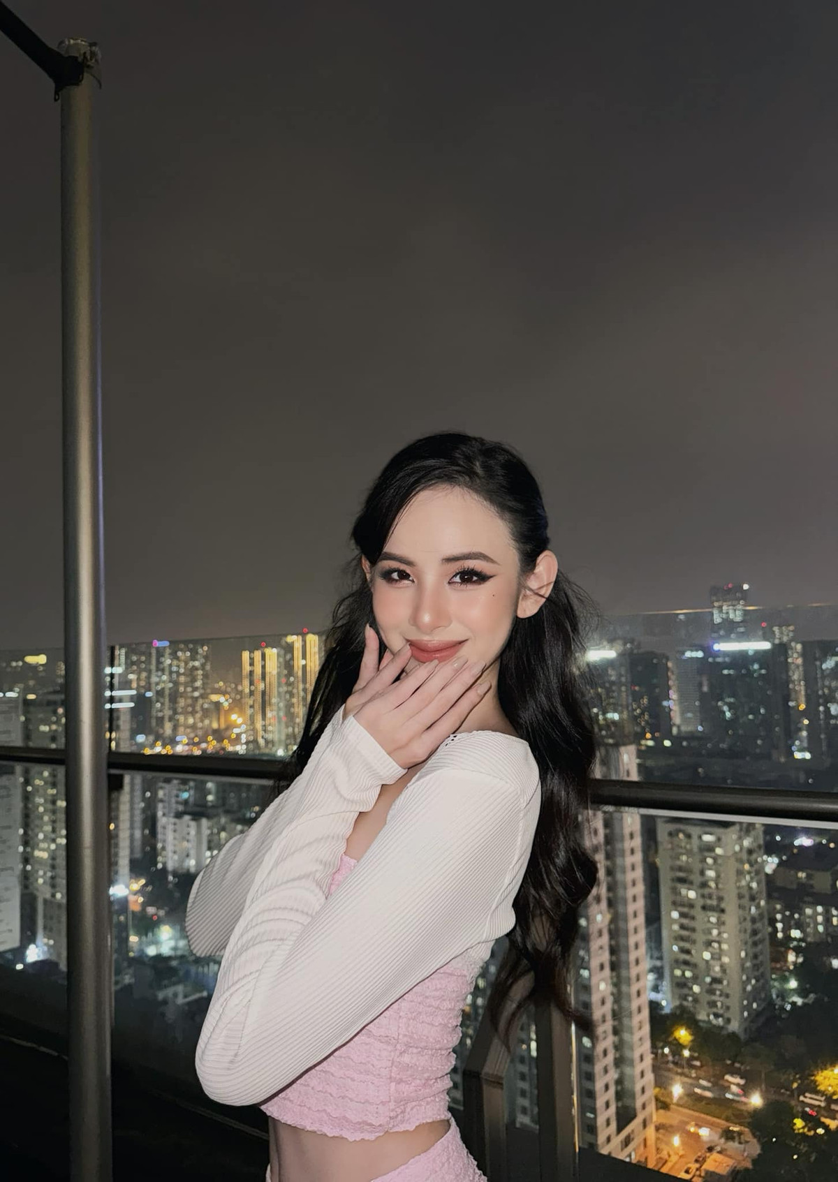 Sở hữu vóc dáng gợi cảm cùng khả năng "cân" mọi phong cách, gái xinh 2K trở thành gương mặt được nhiều nhãn hàng săn đón.