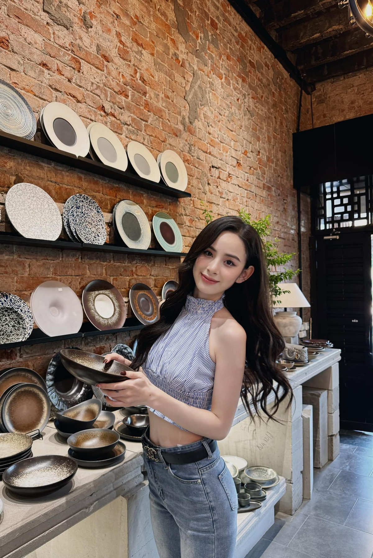 Cô nàng Hương Liên từng gây chú ý khi chỉ cần nở một nụ cười thu về 10 triệu lượt xem và nhanh chóng nổi tiếng trên các phương tiện truyền thông đại chúng.