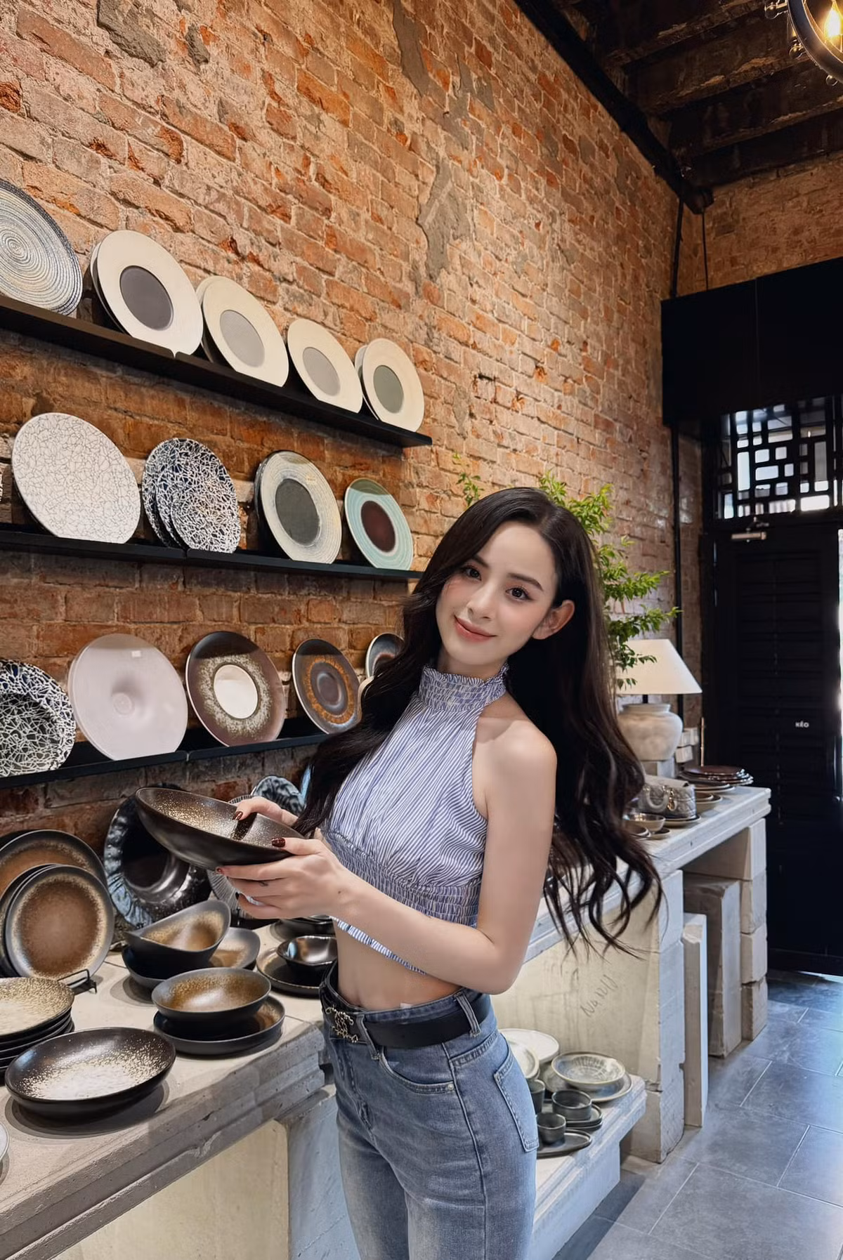 Cô nàng Hương Liên từng gây chú ý khi chỉ cần nở một nụ cười thu về 10 triệu lượt xem và nhanh chóng nổi tiếng trên các phương tiện truyền thông đại chúng.