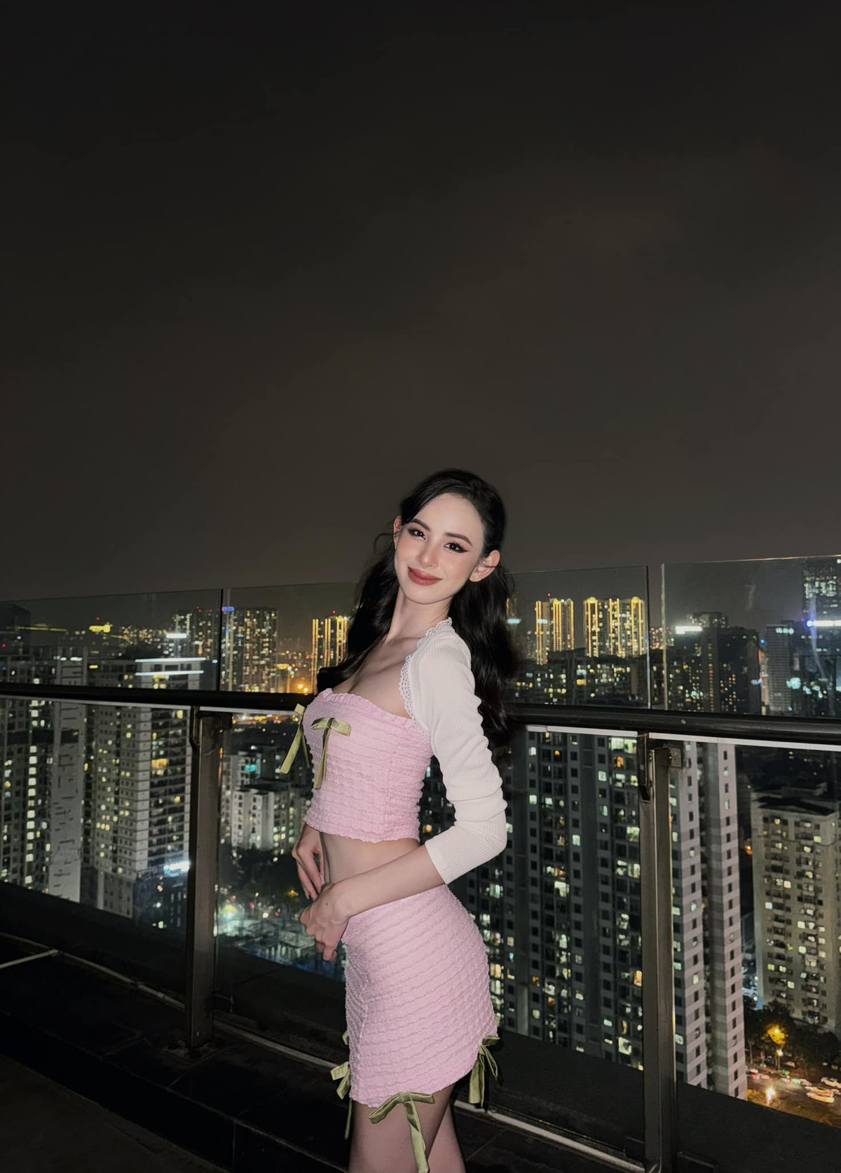 Mỹ nhân gen Z có gương mặt xinh đẹp, vóc dáng nhỏ nhắn nhưng săn chắc với tỷ lệ hình thể chuẩn mực.