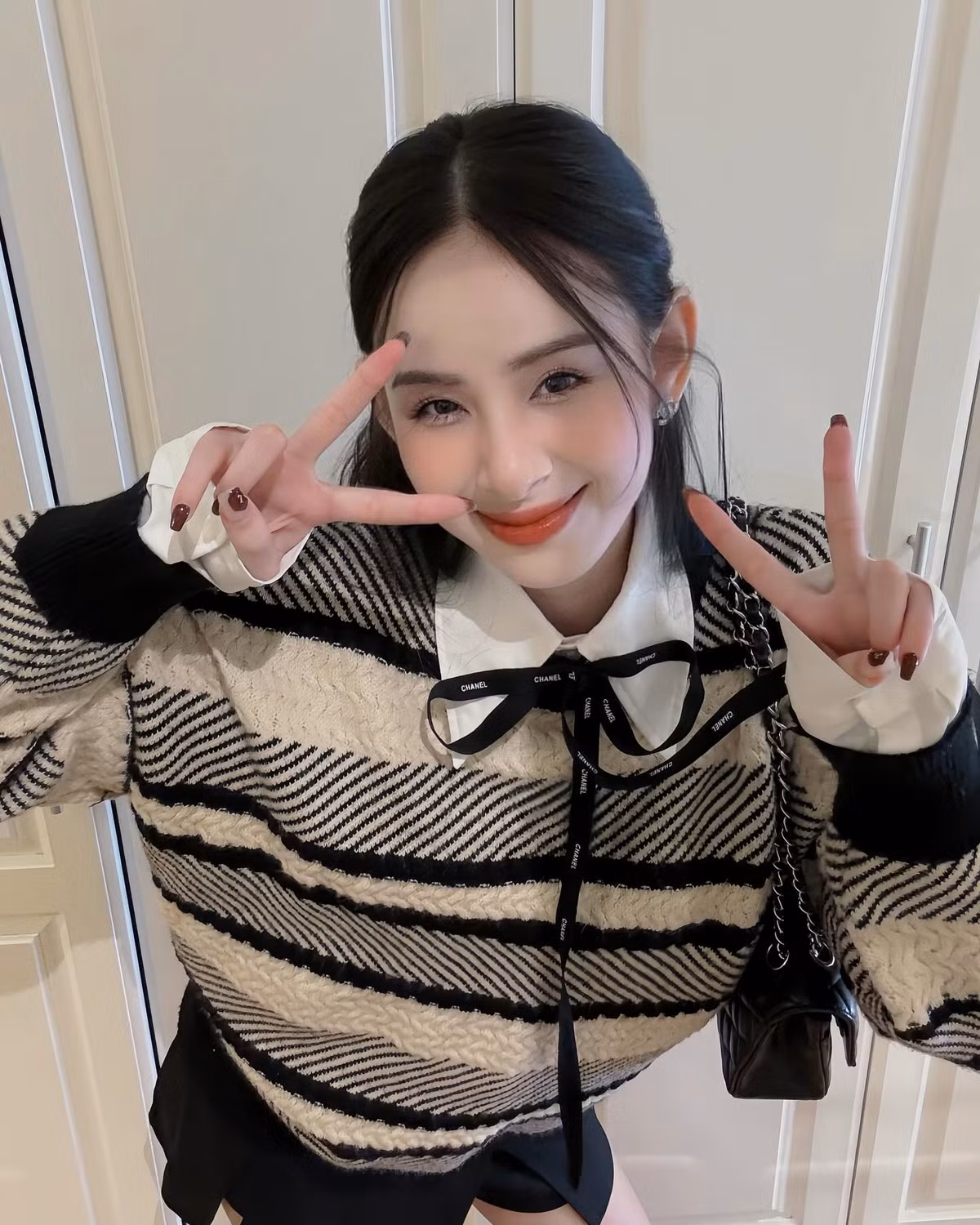  Nguyễn Hương Liên (SN 2002, Hà Nam) là cô gái từng khiến netizen điêu đứng bởi nụ cười sáng, thời điểm đó cô tham gia chương trình The Face.