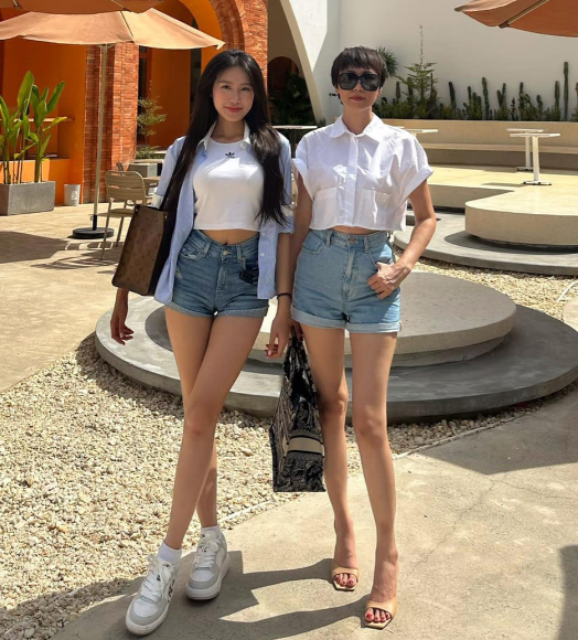 Ngoài thời trang trẻ trung, mẹ vợ Đoàn Văn Hậu còn biết cách chọn phụ kiện hàng hiệu để tăng sự thu hút cho vẻ ngoài. Ảnh: FBNV, IGNV