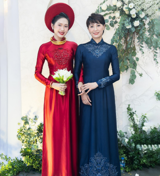 Ngoài ra, mẹ vợ Đoàn Văn Hậu gây chú ý với nhan sắc nổi bật. Ở tuổi 46, bà Mai Đoàn được khen trông trẻ trung tựa như chị gái của con.