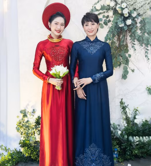 Ngoài ra, mẹ vợ Đoàn Văn Hậu gây chú ý với nhan sắc nổi bật. Ở tuổi 46, bà Mai Đoàn được khen trông trẻ trung tựa như chị gái của con.