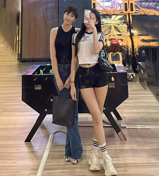 Mẹ con Hải My thường xuyên khoe dáng như chị em với những bộ trang phục ton sur ton.