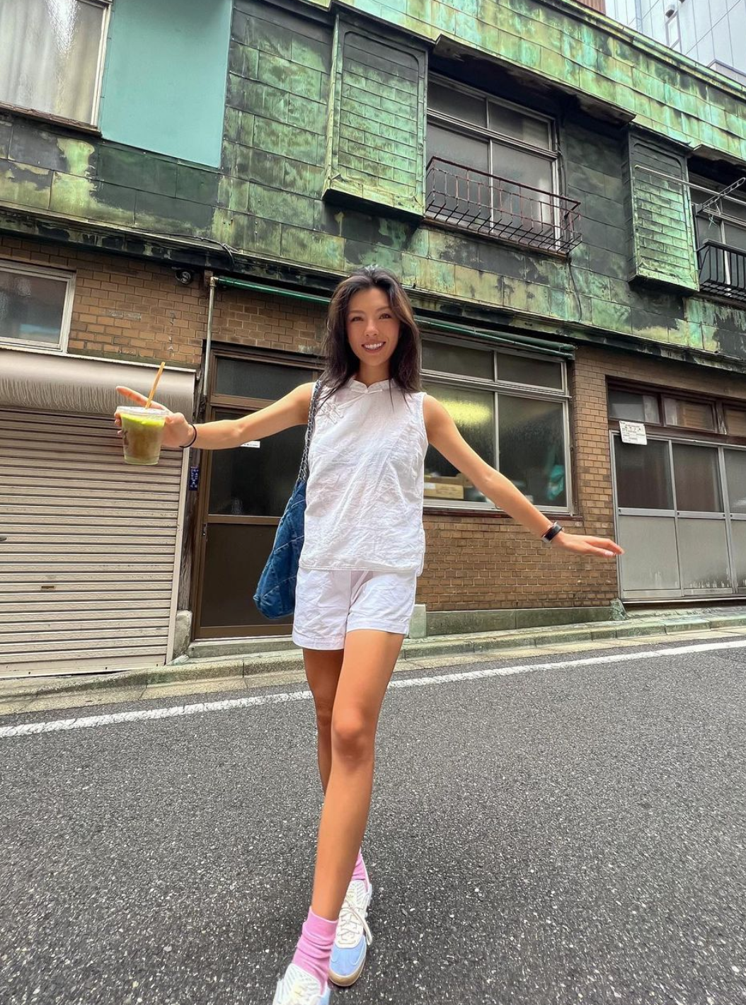 Với mỗi bức hình được đăng tải, Lily Muni He đều nhận về nhiều lời khen ngợi bởi ngoại hình gợi cảm và xinh đẹp.