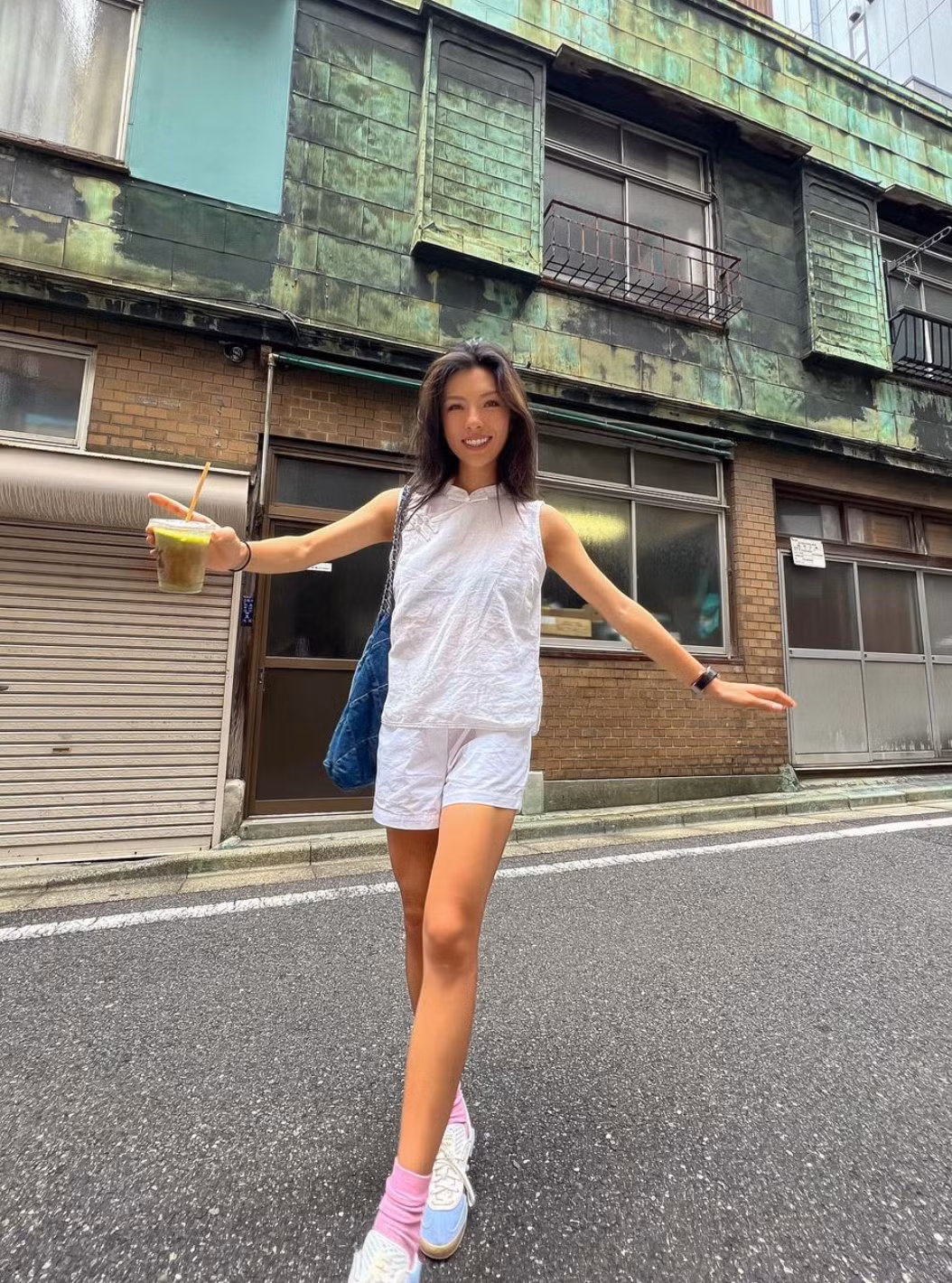 Với mỗi bức hình được đăng tải, Lily Muni He đều nhận về nhiều lời khen ngợi bởi ngoại hình gợi cảm và xinh đẹp.