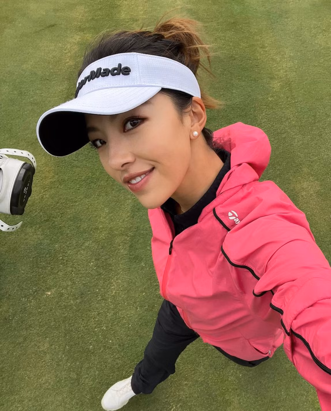 Người đẹp làng golf hiện là đại sứ thương hiệu cho không ít nhãn hàng nổi tiếng. Cô cũng nhiều lần xuất hiện trên các tạp chí thể thao uy tín.