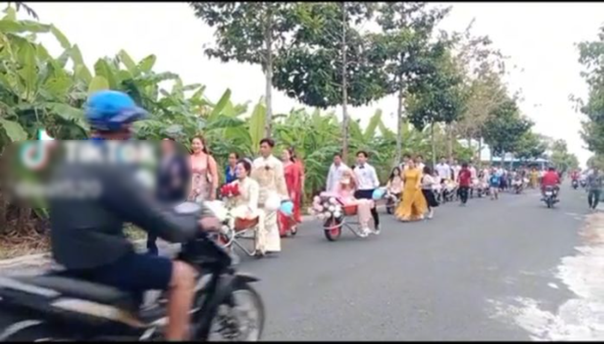 Các thành viên trong gia đình cũng nhiệt tình đi bộ bên cạnh dàn xe rùa độc đáo này để hòa chung niềm vui phấn khởi.