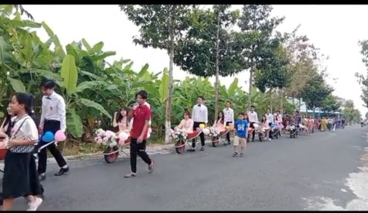 Một đám hỏi miền Tây từng gây chú ý khi hỏi cưới bằng dàn xe rùa. Không những chú rể mà cả dàn bưng tráp nhà nam cũng hăng hái mỗi xe rùa đèo theo một cô gái bê tráp.