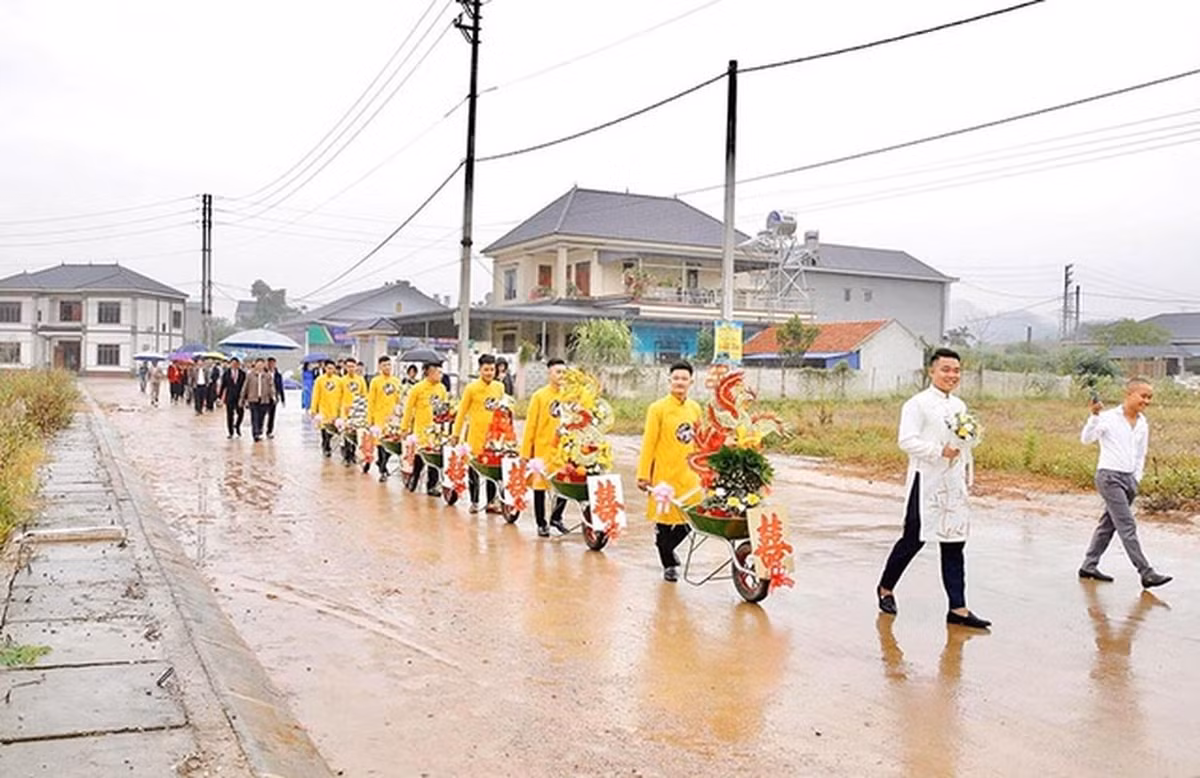 Thời gian qua, trên MXH xuất hiện nhiều hình ảnh đám hỏi sử dụng dàn xe rùa để chở sính lễ vô cùng độc đáo, thân thuộc, bình dị.