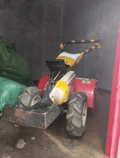 Điều đáng nói chính là kích thước của món hàng khiến cho người có kinh nghiệm giao hàng lâu năm cũng phải ''bó tay'' vì không biết phải chở thế nào.