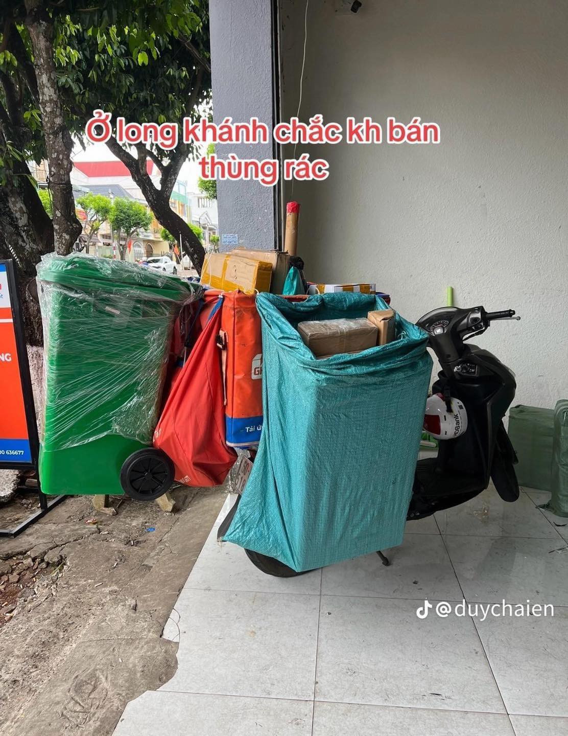 Một trong những món hàng cồng kềnh và chàng shipper phải méo mặt vận chuyển chính là thùng rác cỡ lớn. Món hàng này khiến netizen khó hiểu và thật sự không ai nghĩ đến có người lại đặt hàng online.